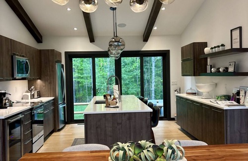 North Conway House | Walk to Cranmore | 5BR Family Villa | Game Room + Fire Pit | Sleeps 13