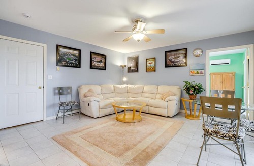 Groton Apartment | Walk to Eastern Point Beach: Apt w/Water View!