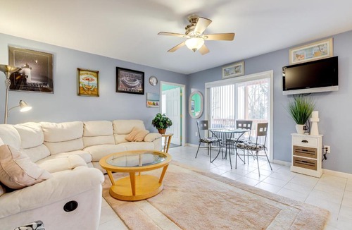 Groton Apartment | Walk to Eastern Point Beach: Apt w/Water View!