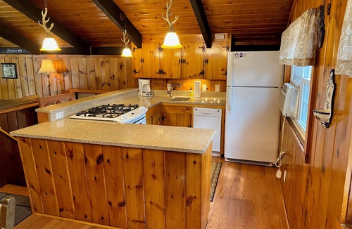 North Conway Ski Chalet | Walk to Echo Lake Cathedral Ledge Chalet Fireplace Pet Friendly