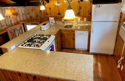North Conway Ski Chalet | Walk to Echo Lake Cathedral Ledge Chalet Fireplace Pet Friendly