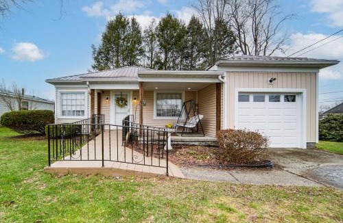 Edinboro House | Walk to Edinboro Lake: Cozy Cottage w/Porch!