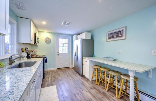 West Dennis House | Walk to family friendly beach in West Dennis!