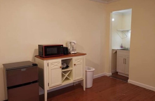 Framingham Apartment | Walk to FSU/shopping center, private entrance