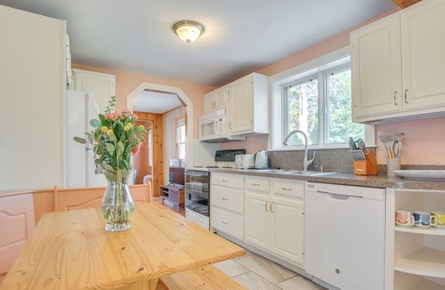 Kingston Cottage | Walk to Grays Beach Park: Kingston Seaside Escape