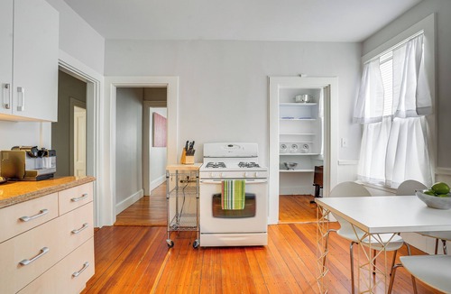 Mid-Cambridge Apartment | Walk to Harvard Square: Apartment in Cambridge