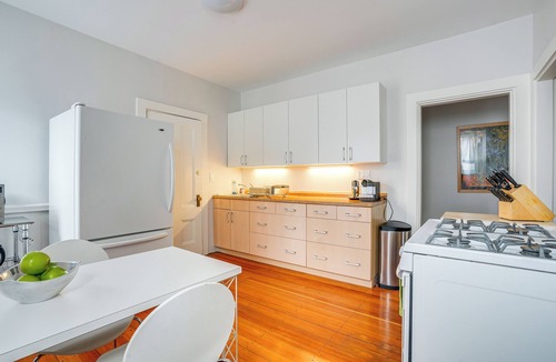 Mid-Cambridge Apartment | Walk to Harvard Square: Apartment in Cambridge