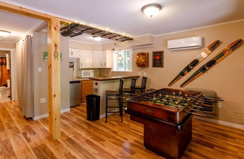 Lake Harmony Estates Cabin | Walk to Lake Harmony l FREE Beach Access l Hot Tub