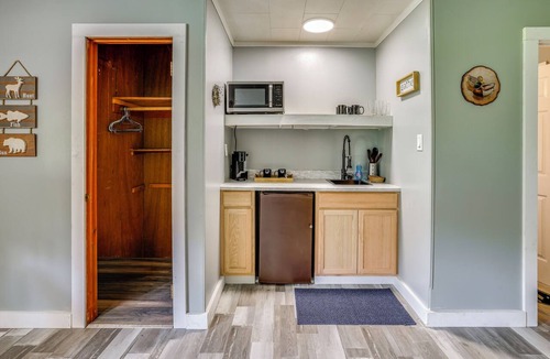 Schroon Lake Apartment | Walk to Main St & Schroon Lake! Cozy Upstate Gem