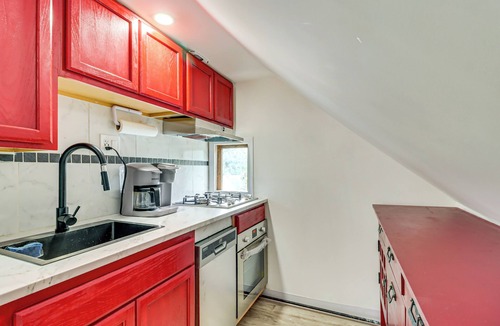 Arlington Heights House | Walk to Main St Stroudsburg! Pocono Townhome