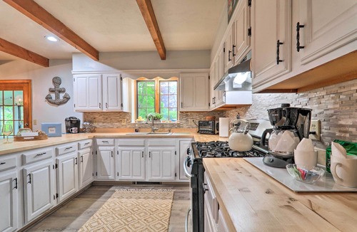 Hyannis Cottage | Walk to Main Street: Cozy Cottage in Hyannis