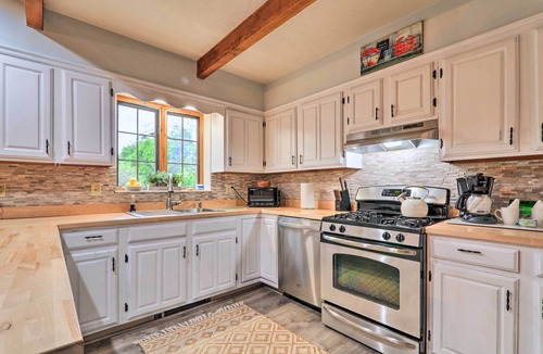 Hyannis Cottage | Walk to Main Street: Cozy Cottage in Hyannis