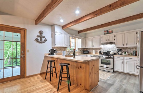 Hyannis House | Walk to Main Street: Cottage w/Sunroom in Hyannis