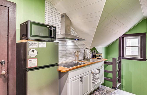 Stockade Historic District Apartment | Walk to Nott Memorial: Studious Retreat Near Eats
