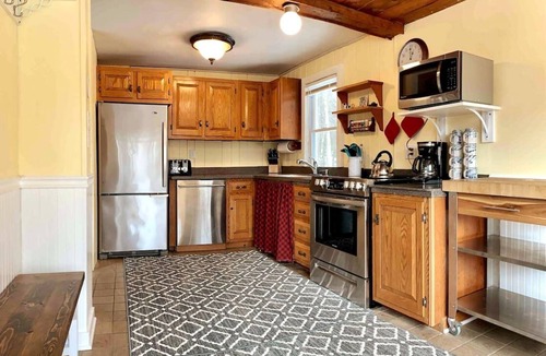Killington House | Walk to Pickle Barrel & Jax. Hot tub & Views