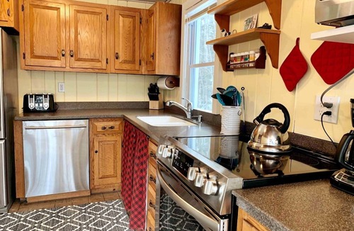 Killington House | Walk to Pickle Barrel & Jax. Hot tub & Views