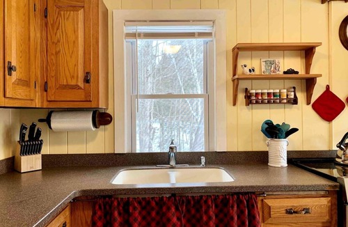 Killington House | Walk to Pickle Barrel & Jax. Hot tub & Views