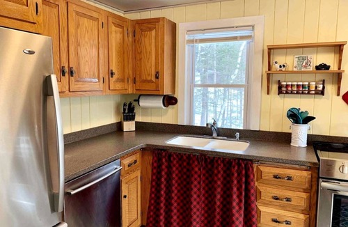 Killington House | Walk to Pickle Barrel & Jax. Hot tub & Views