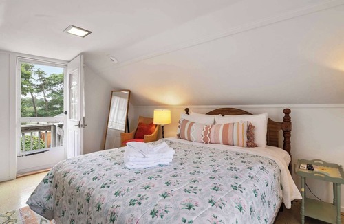 East Harwich House | Walk to Private Beach on Buck's Pond!