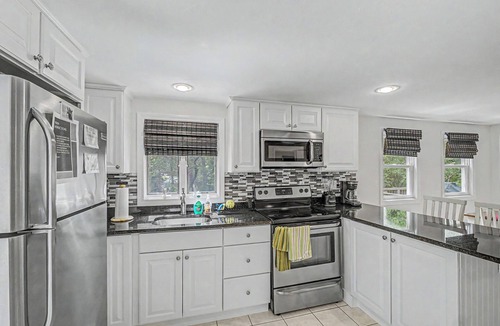 East Sandwich House | Walk to Sandy Neck Beach! Outdoor shower, A/C, private yard