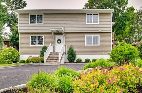 Glen Cove Apartment | Walk to Shops & Dining: Glen Cove Apt w/Yard!