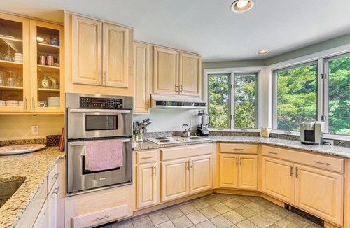 West Dover House | Walk to Ski Lift: Spacious Condo in West Dover!