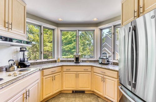 West Dover House | Walk to Ski Lift: Spacious Condo in West Dover!