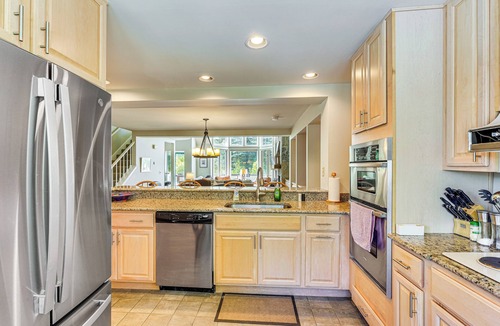 West Dover House | Walk to Ski Lift: Spacious Condo in West Dover!