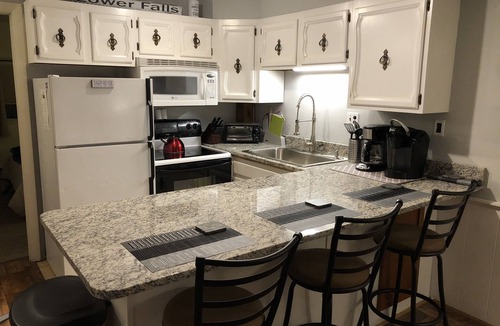 Bartlett Condo | Walk to StoryLand! Updated Condo! WiFi/Golf/AC/Pool - New Pool 2026