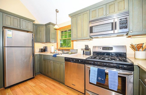 Newbury Cottage | Walk to Sunapee - Screened Porch Bliss + Cool AC