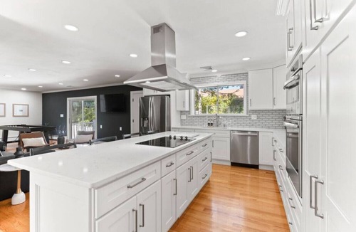 West Yarmouth House | WALK to the Beach + FirePit, Bikes, Paddleboards - Modern House