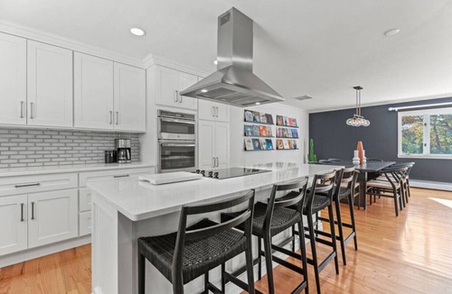 West Yarmouth House | WALK to the Beach + FirePit, Bikes, Paddleboards - Modern House