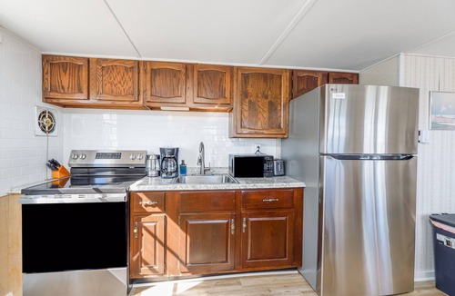 Surf City House | Walk to the Beach: Surf City Apartment w/Balcony