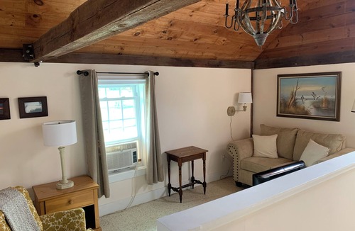 Wolfeboro House | WALK to TOWN ….carriagehouse apartment….2 minute drive to Brewster Beach!