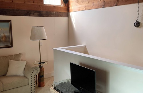 Wolfeboro House | WALK to TOWN ….carriagehouse apartment….2 minute drive to Brewster Beach!