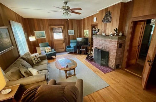 Boothbay Harbor House | Walk to Town from This Roomy Boothbay Harbor House