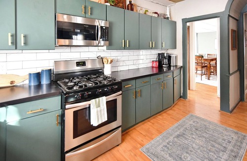 Naples House | Walkable Naples Wine Country 5BR Hot Tub Sleeps 16 Bristol Mountain