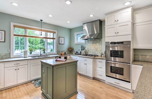 East Shore Cottage | Walkable New Haven Retreat w/Ocean Views!