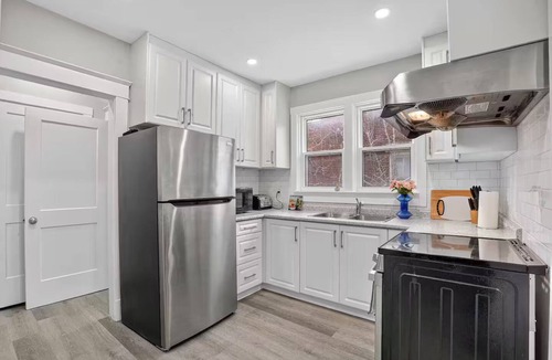 Kitchener Apartment | Walkable to DT | Suits Large Grps | 2 Parking spot