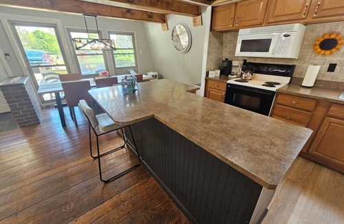 Chalk Hill Ski Chalet | Walking Distance to Klay Winery & Distillery with Hot Tub!