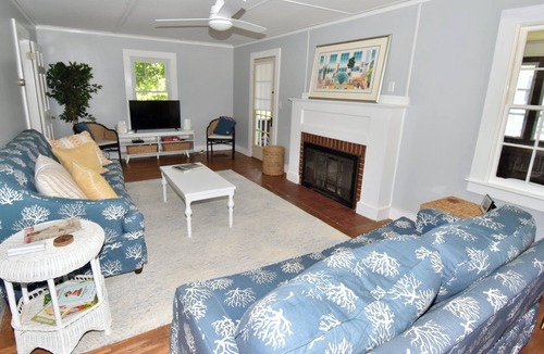 Misquamicut House | Walking Distance to Misquamicut Beaches!