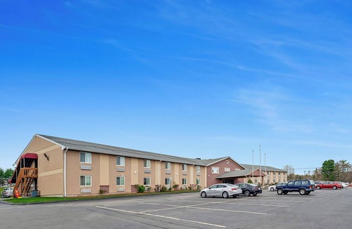 Foxboro Hotel | Walking Distance to Nature Trail & Cranberry Bog! FREE Breakfast & Parking!
