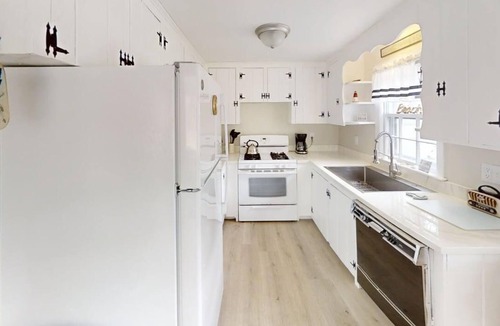 South Dennis House | Walking distance to John Kelly Park, Swan River and Kellys Bay