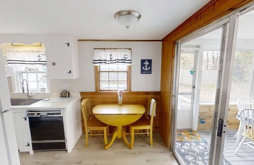 South Dennis House | Walking distance to John Kelly Park, Swan River and Kellys Bay