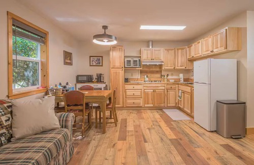 Central Point Cottage | Walnut cottage