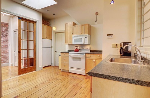 College Hill Apartment | Walter S. Budlong Apartment - Sunny, Large, Sleeps 4. Close to Brown and RISD