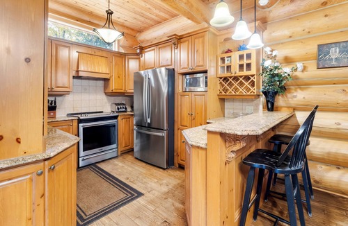 Fiddler Lake Resort Ski Chalet | Warm Chalet “Cozy Bear’s Den” near Saint-Sauveur in gated community resort!