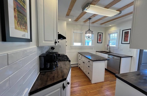 Springfield House | Warm, charming 3BR house w fenced yard in quiet neighborhood close to everything