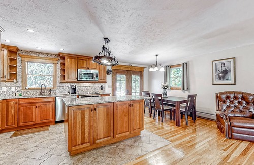 Greenland House | Warm house with pool table, large deck, AC, washer/dryer, & beautiful kitchen