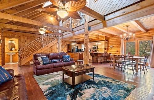 East Wakefield House | Warm Lakefront Log Cabin · Hot Tub · Game Room